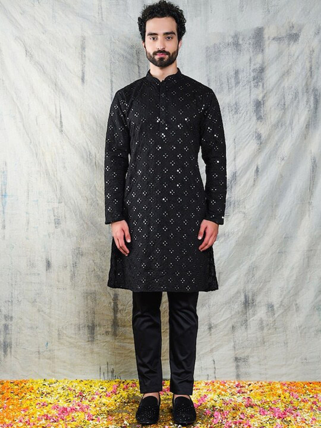 

Vrundavan ethics Geometric Embroidered Mirror Work Straight Kurta, Black