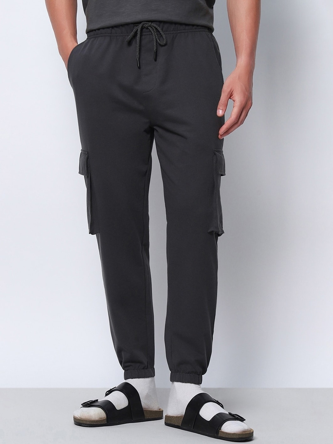 

Bewakoof Air 1.0 Men Oversized Cargo Joggers, Grey