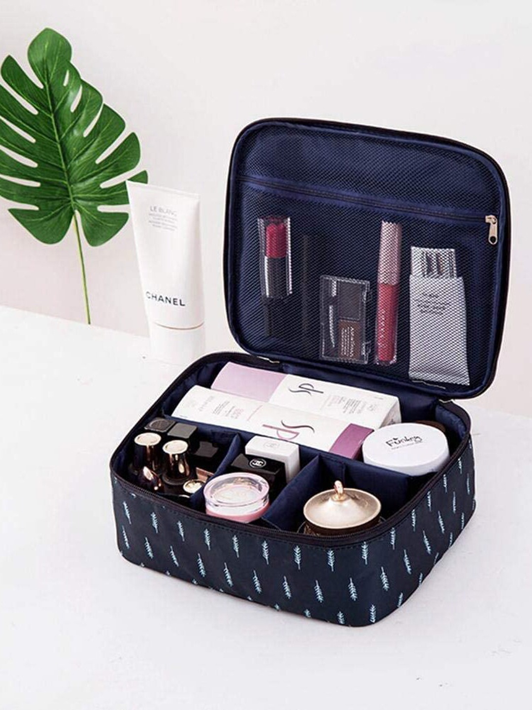 

HOUSE OF QUIRK Blue & White Printed Travel Makeup Cosmetic Portable Bag