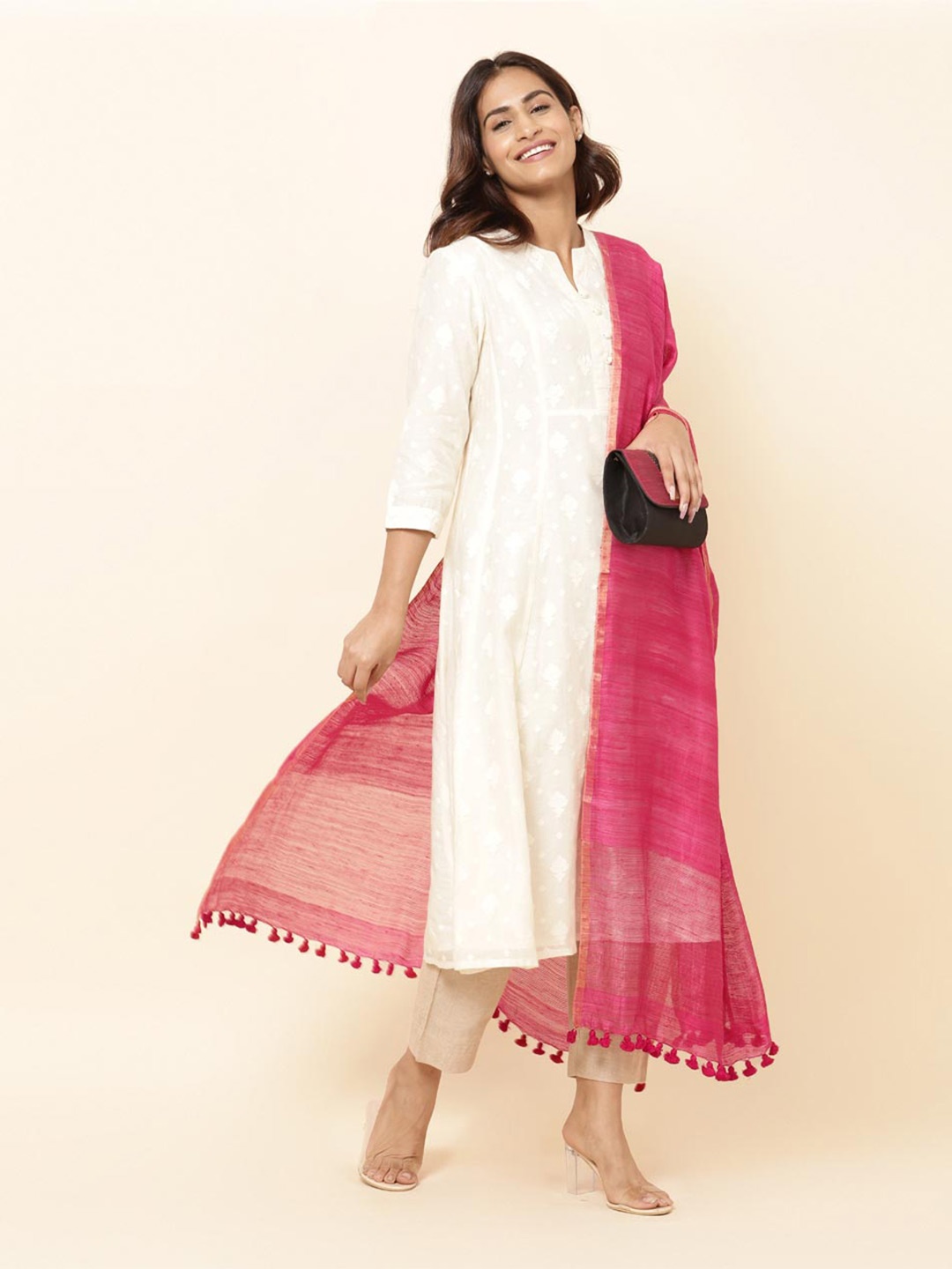 

Fabindia Woven Design Dupatta With Zari, Magenta