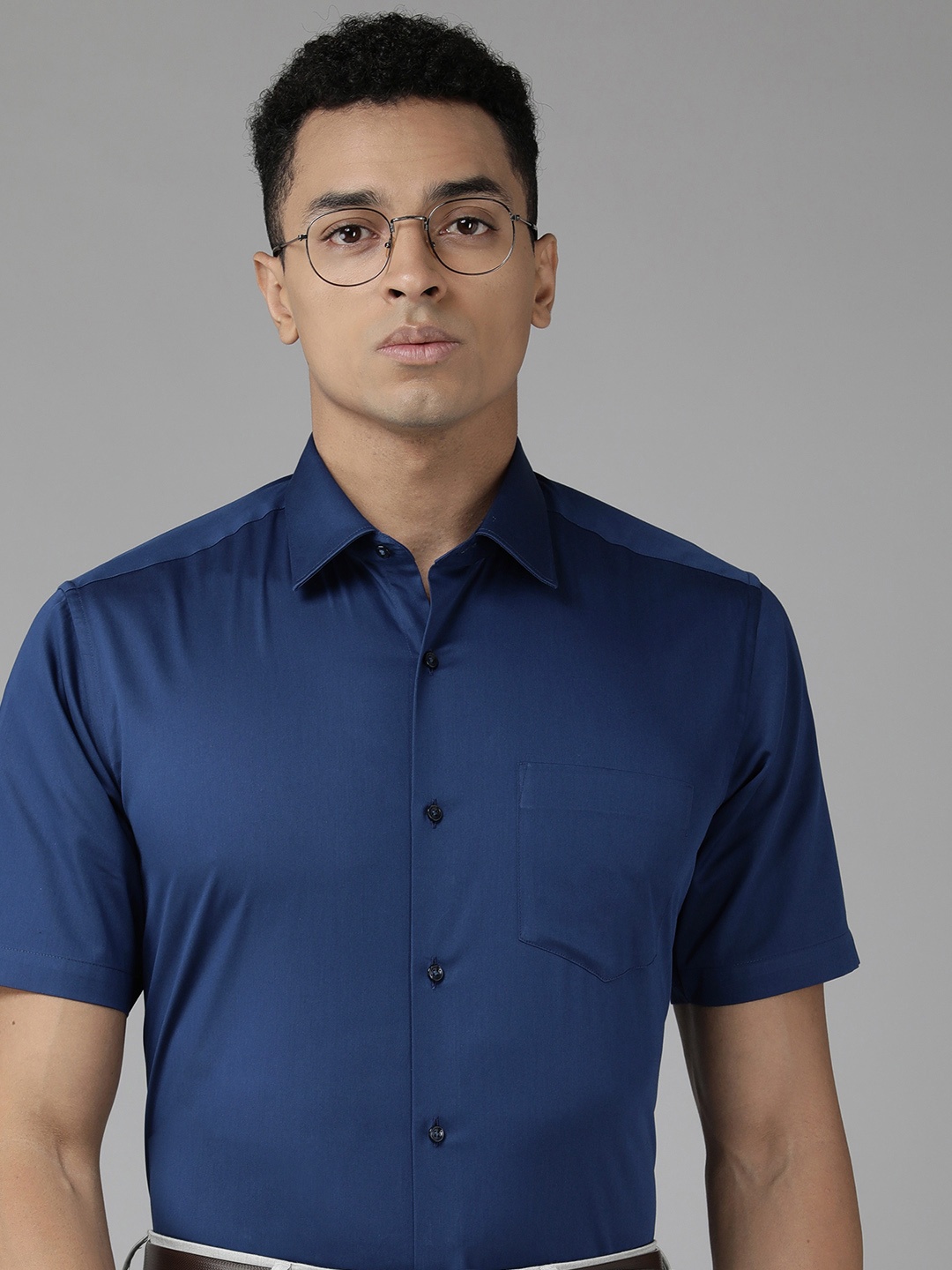 

Van Heusen Solid Custom Fit Pure Cotton Formal Shirt, Blue