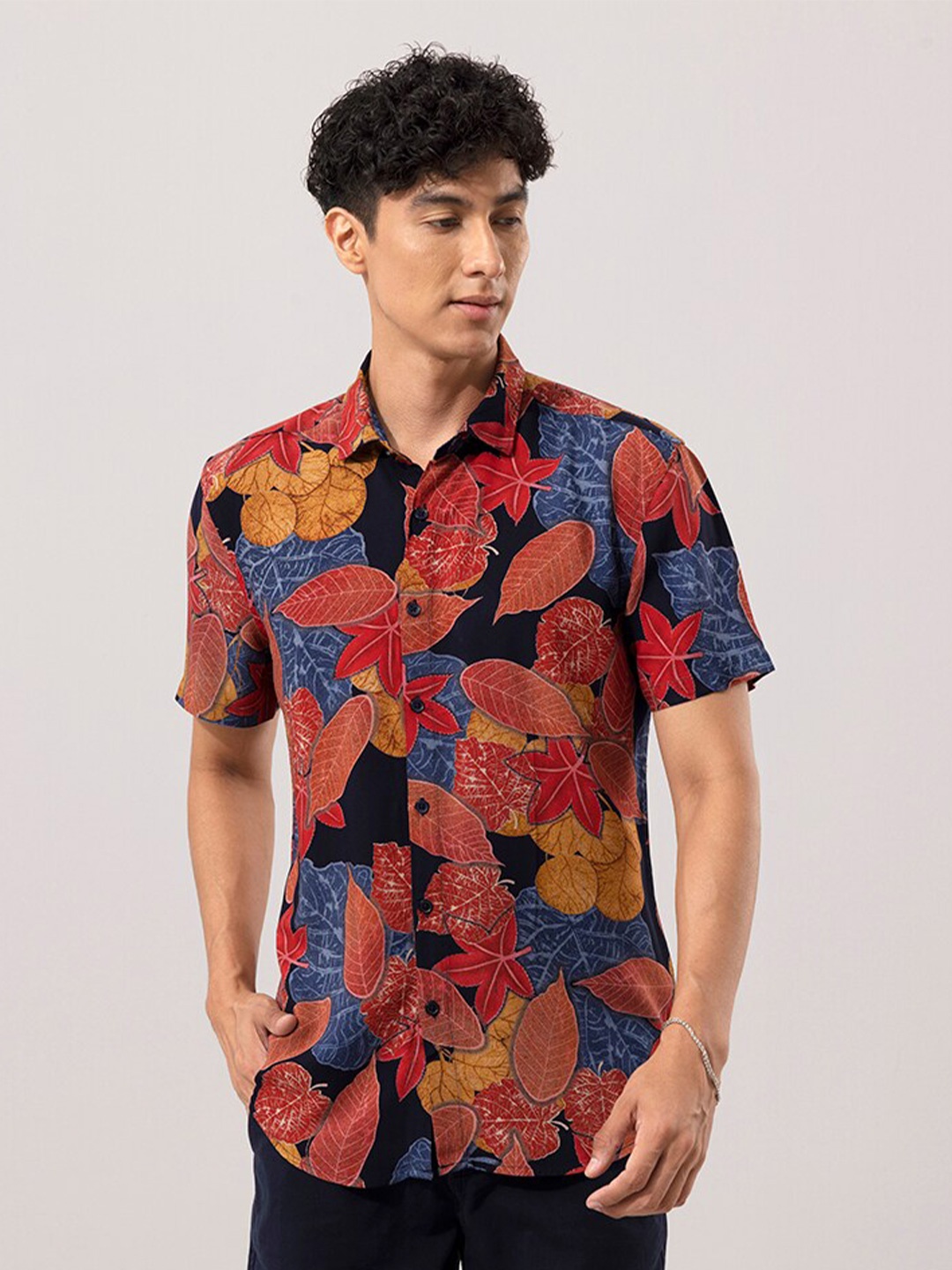 

Snitch Red & Navy Blue Floral Printed Slim Fit Casual Shirt