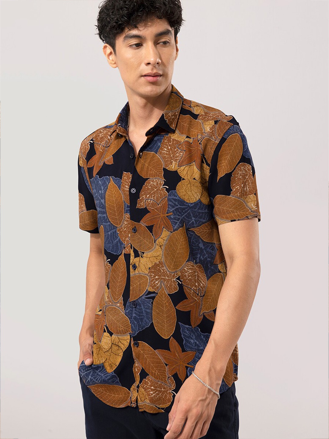 

Snitch Brown & Navy Blue Floral Printed Slim Fit Casual Shirt