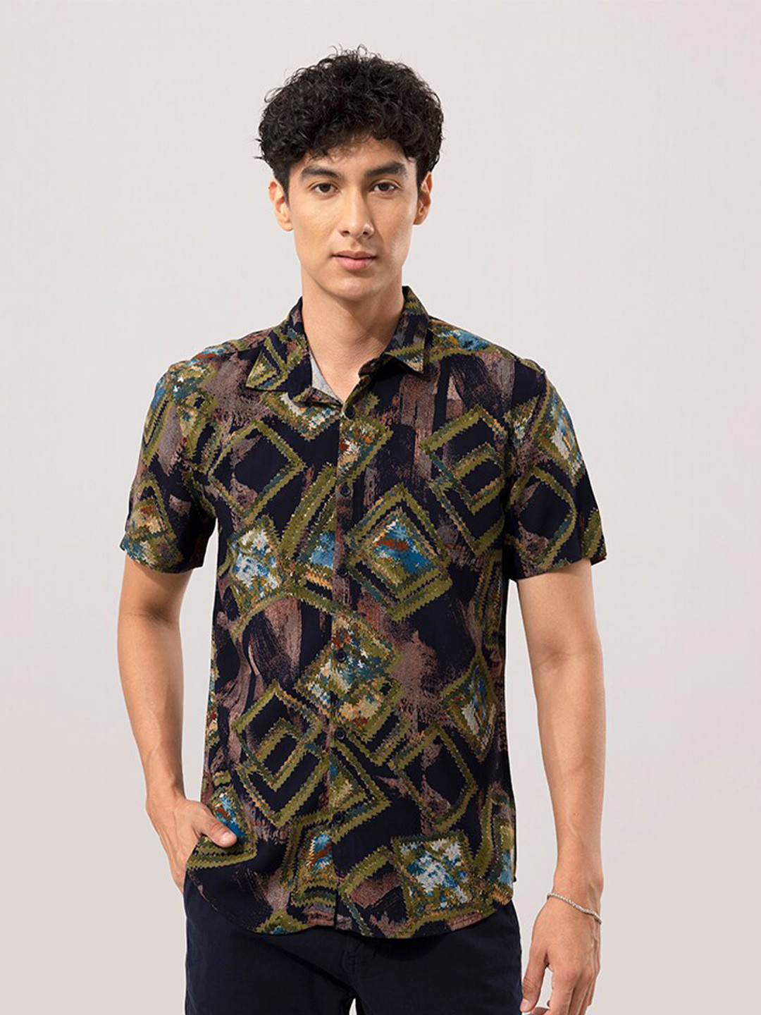 

Snitch Green & Black Geometric Printed Slim Fit Casual Shirt