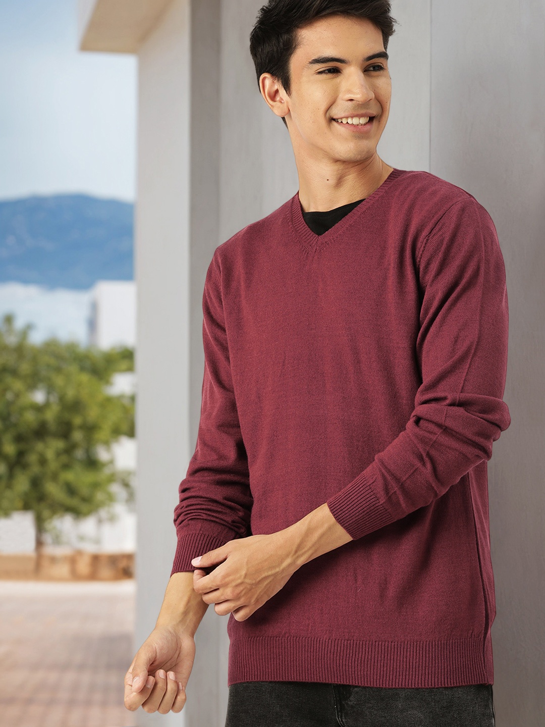 

Mast & Harbour Men Solid V-Neck Pullover, Maroon