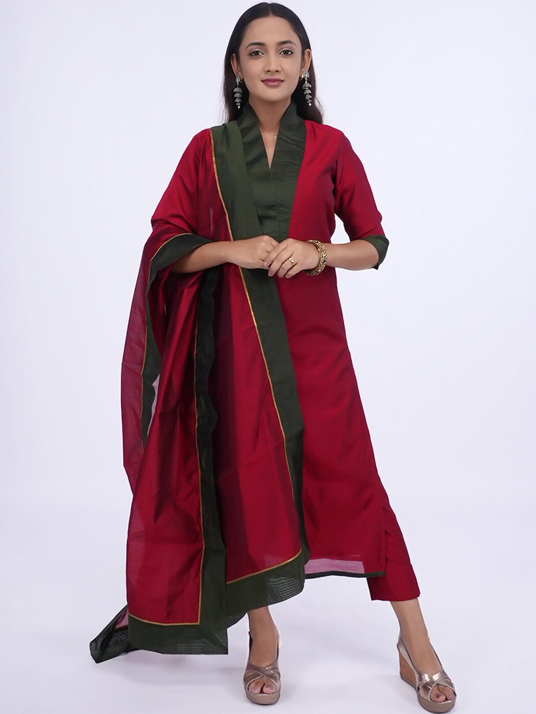 

Desi Weavess Mandarin Collar Kurta with Trousers & Dupatta, Maroon