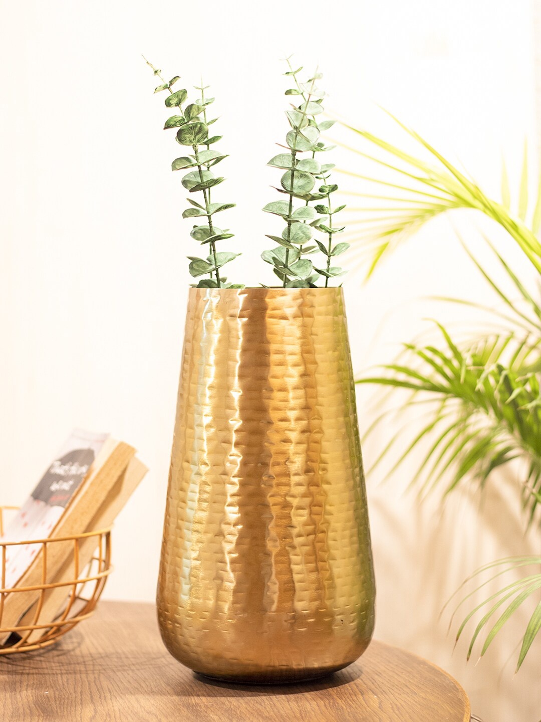

MARKET99 Beige Textured Iron Flower Vase