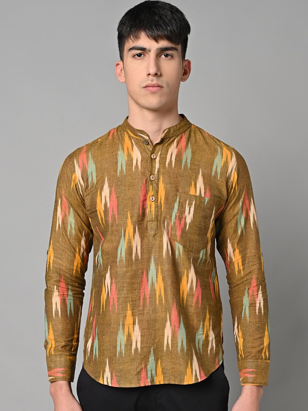 

Vastraa Fusion Abstract Ikat Printed Mandarin Collar Pure Cotton Short Kurta, Green
