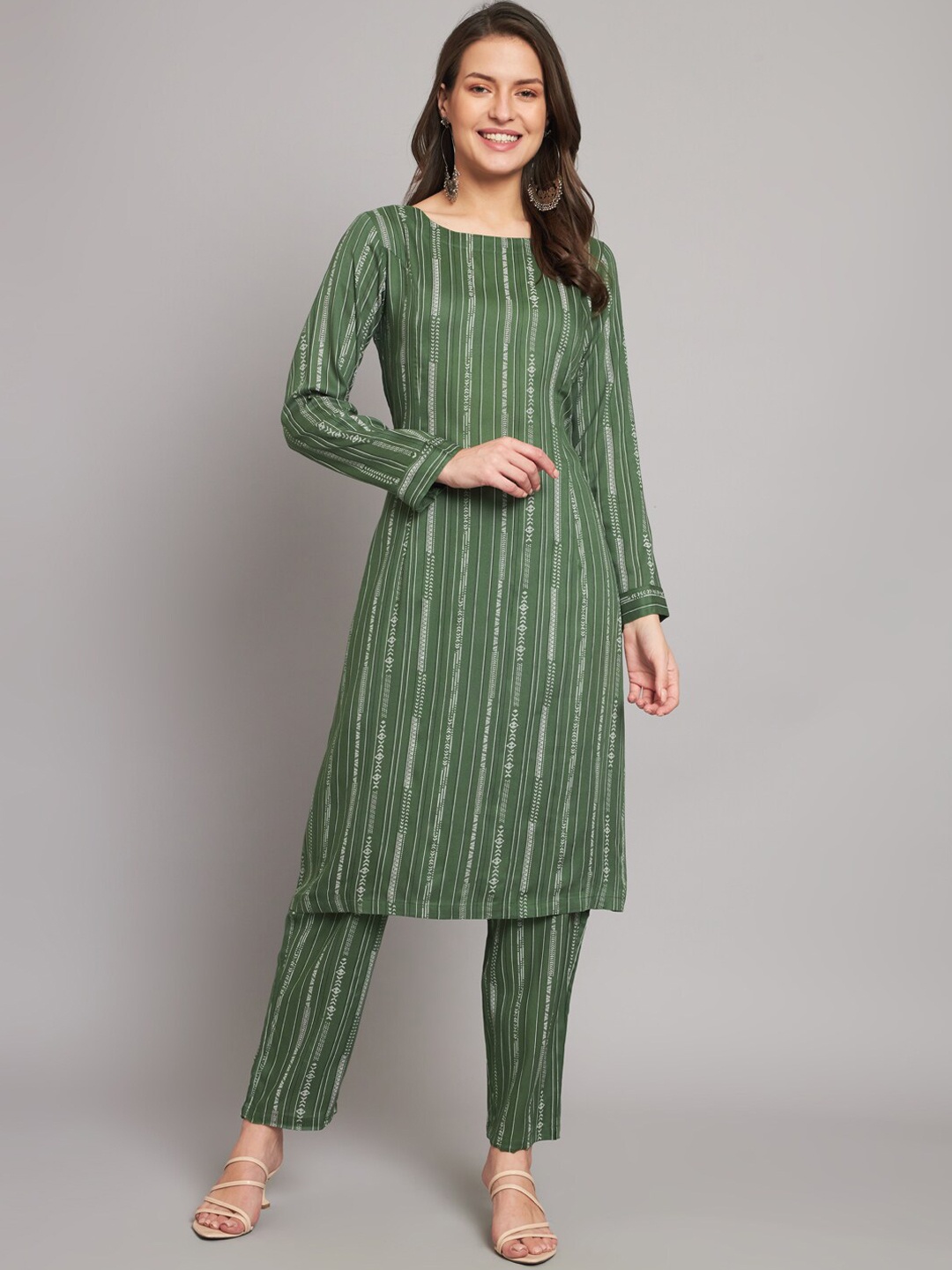 

HELLO DESIGN Vertical Striped Regular Kurta With Trousers, Green