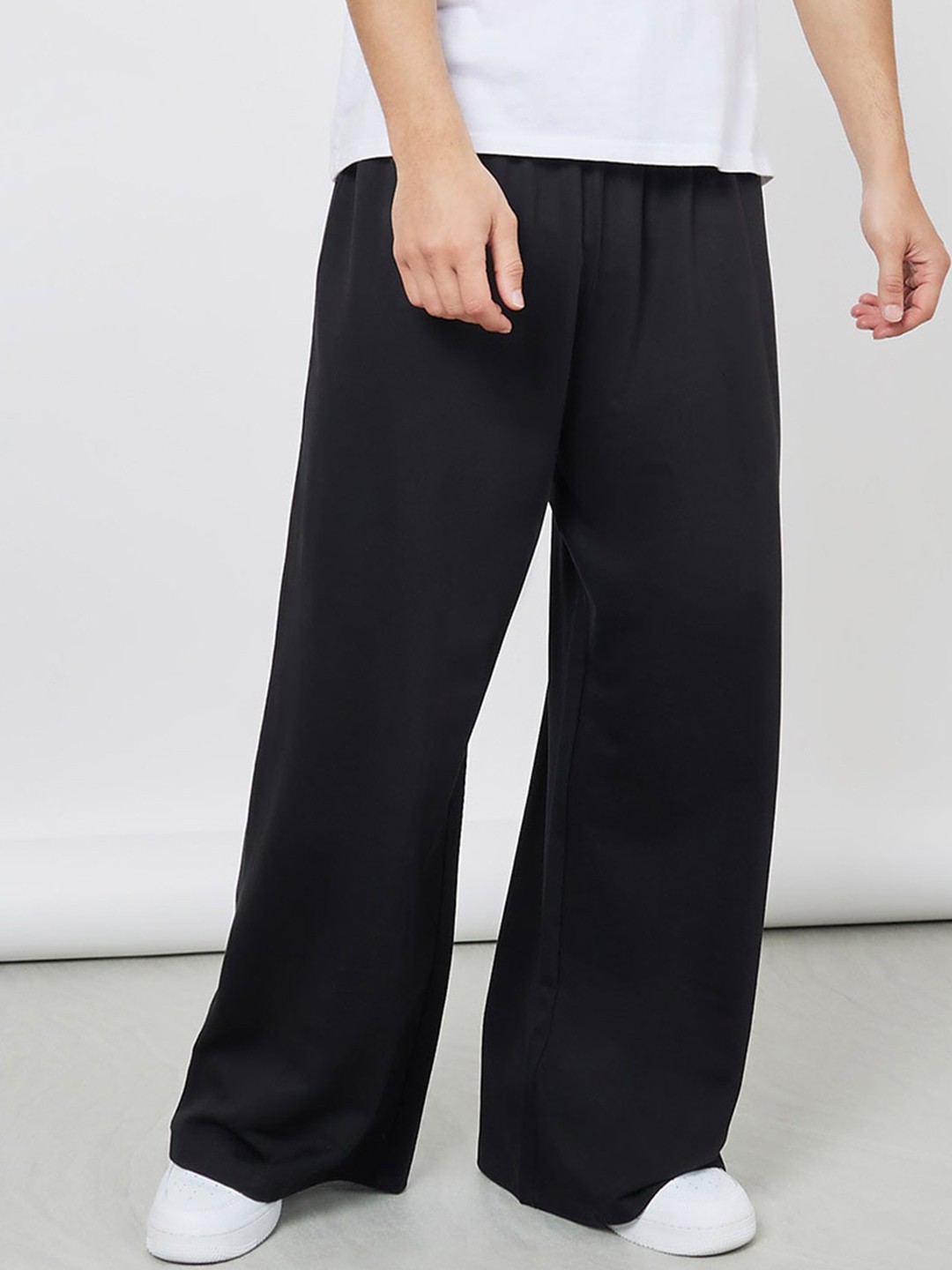 

Styli Men Solid Wide Leg Jogger with Drawstring Closure, Black