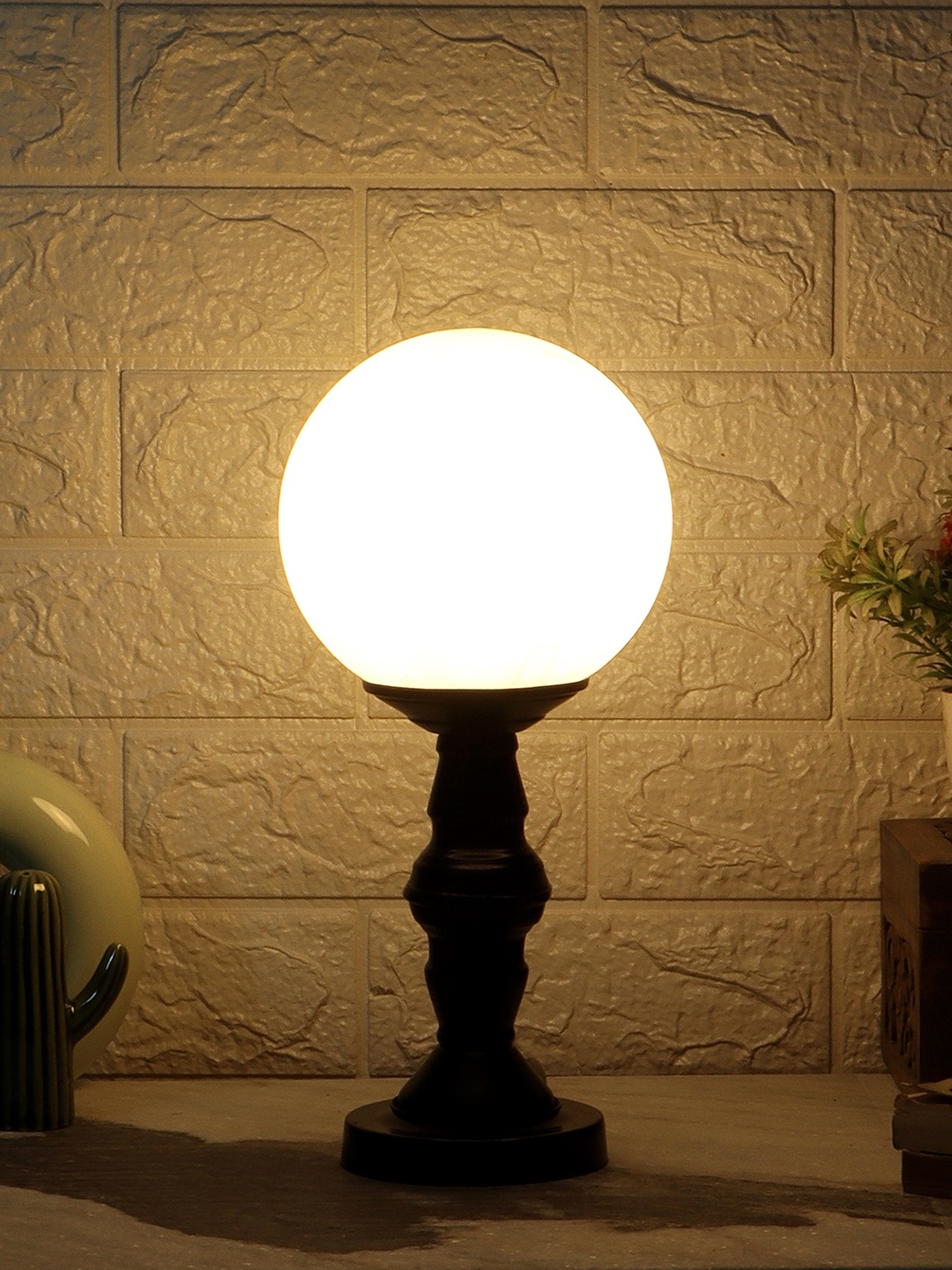 

MFD HOME FURNISHING Black Textured Spherical Table Lamp
