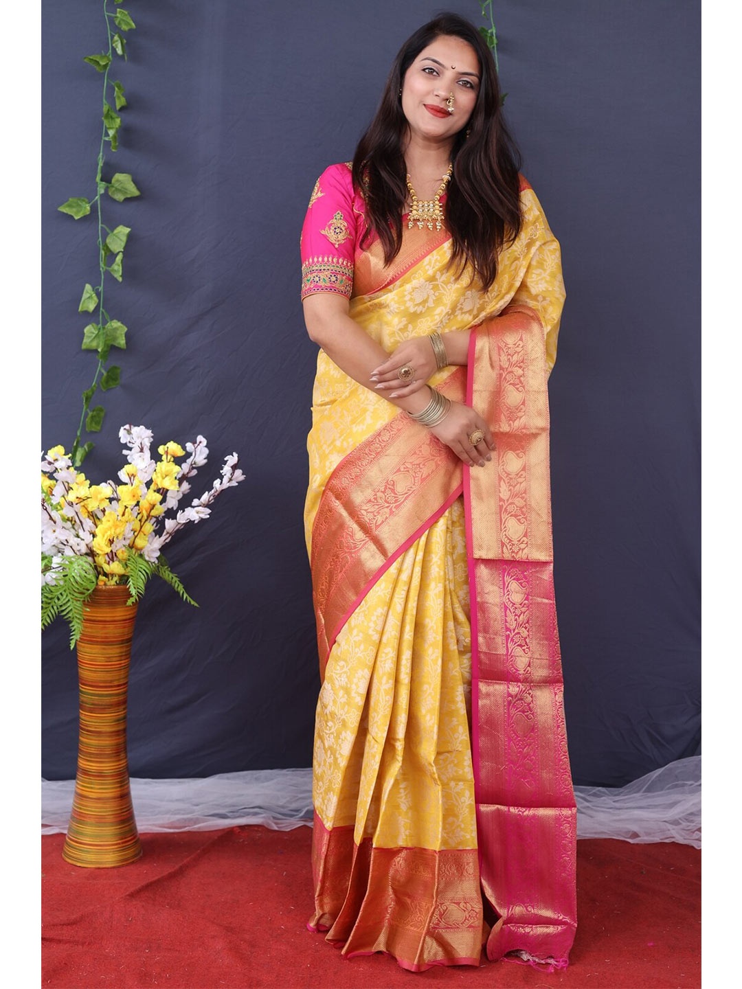 

AVANTIKA FASHION Floral Zari Pure Silk Kanjeevaram Saree, Yellow