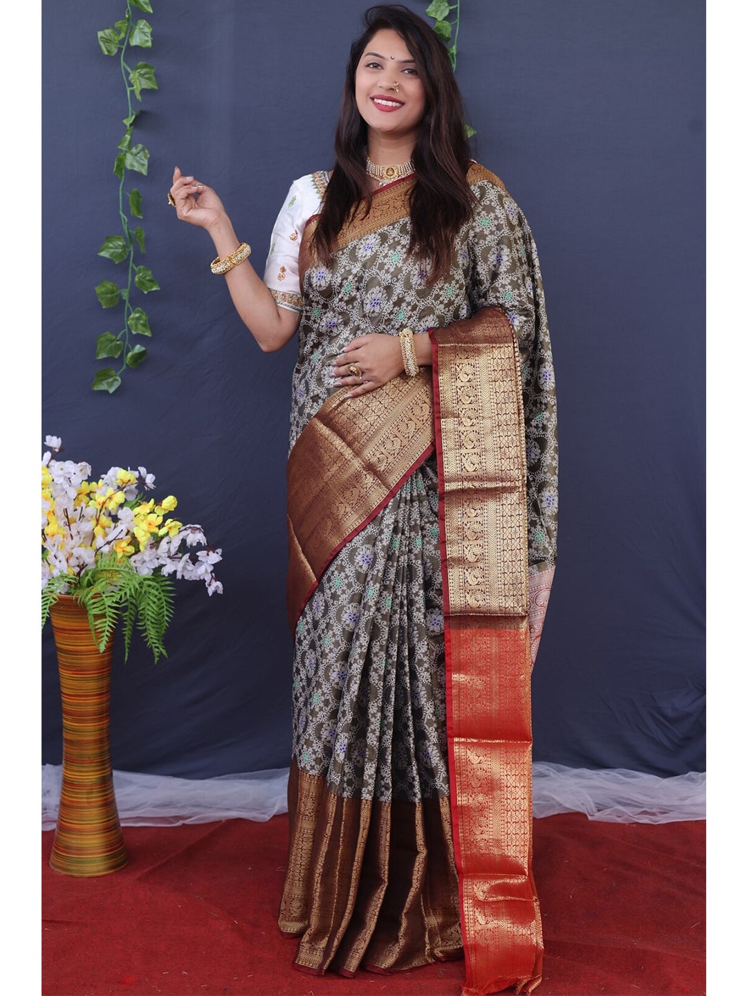 

AVANTIKA FASHION Floral Woven Design Zari Pure Silk Kanjeevaram Saree, Grey