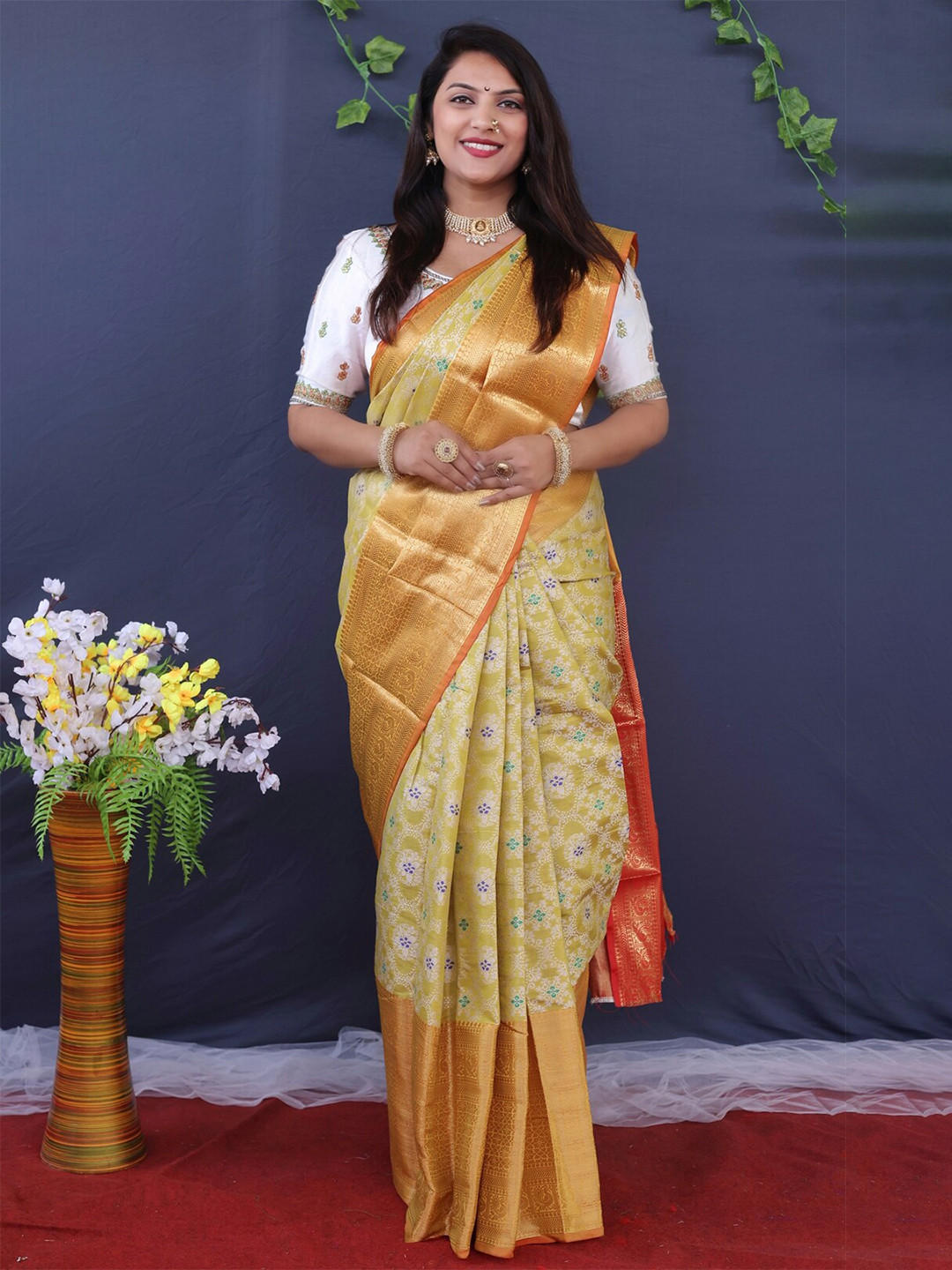 

AVANTIKA FASHION Woven Design Zari Pure Silk Kanjeevaram Saree, Yellow