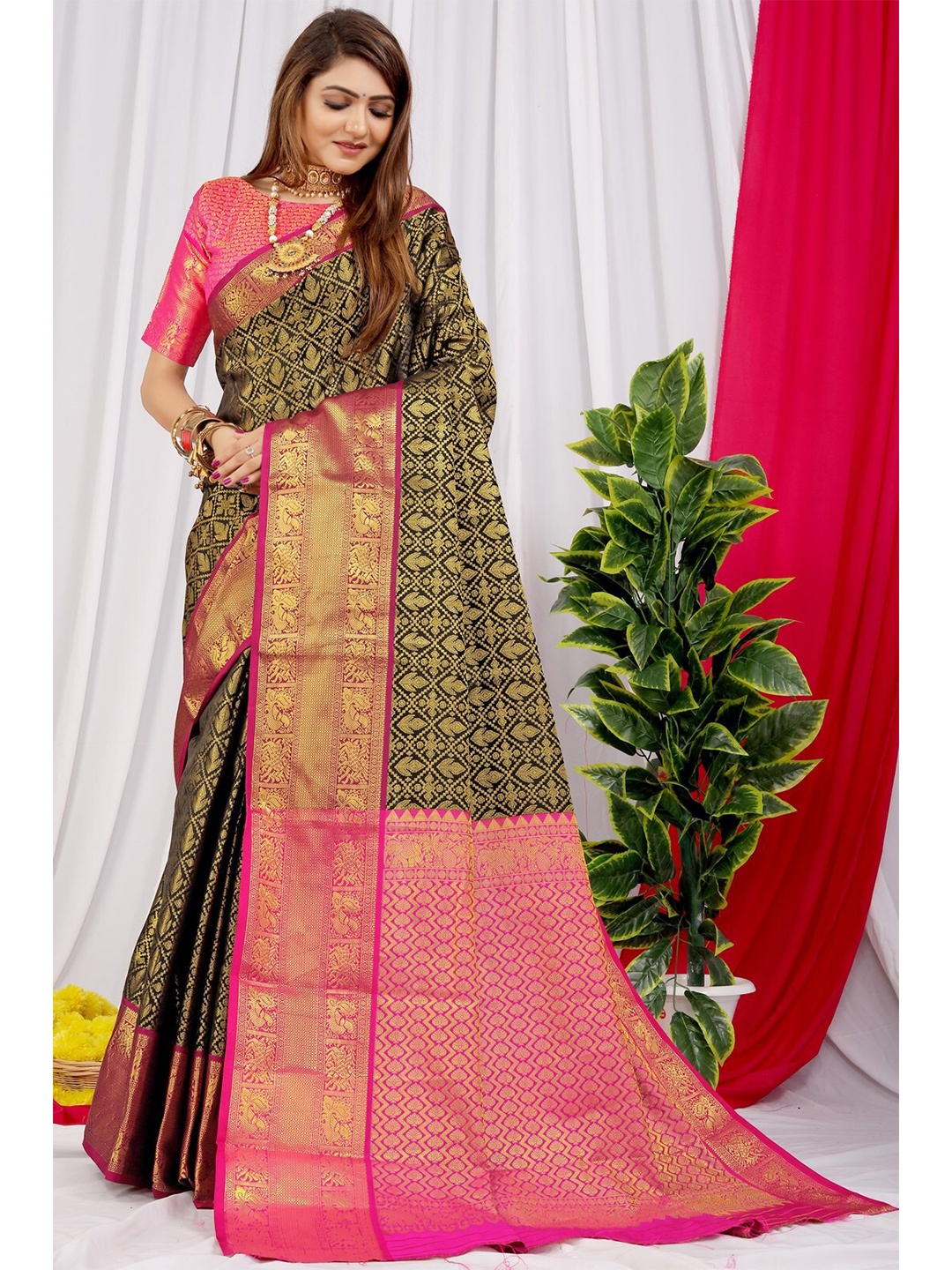

AVANTIKA FASHION Woven Design Zari Pure Silk Kanjeevaram Saree, Green