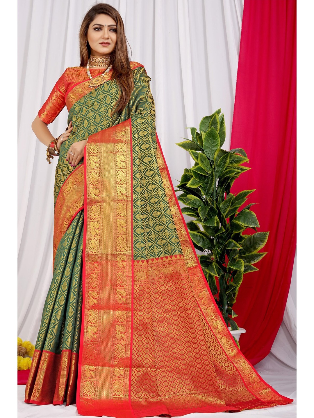 

AVANTIKA FASHION Woven Design Zari Pure Silk Kanjeevaram Saree, Green