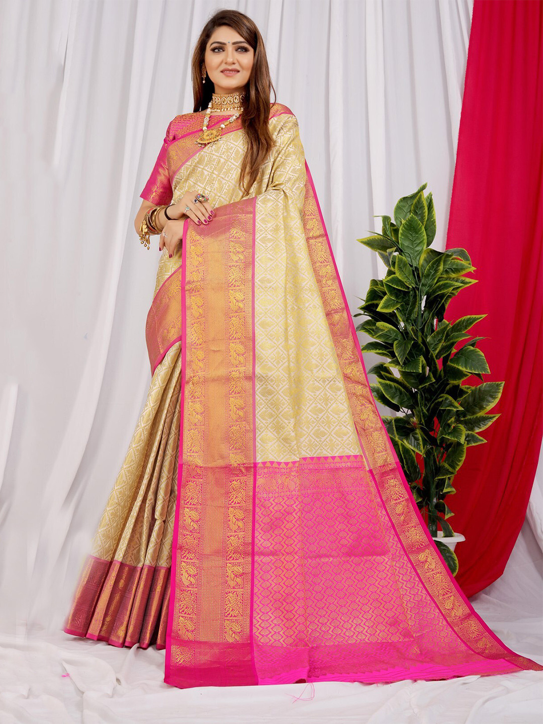 

AVANTIKA FASHION Ethnic Motifs Woven Design Zari Pure Silk Kanjeevaram Saree, Cream