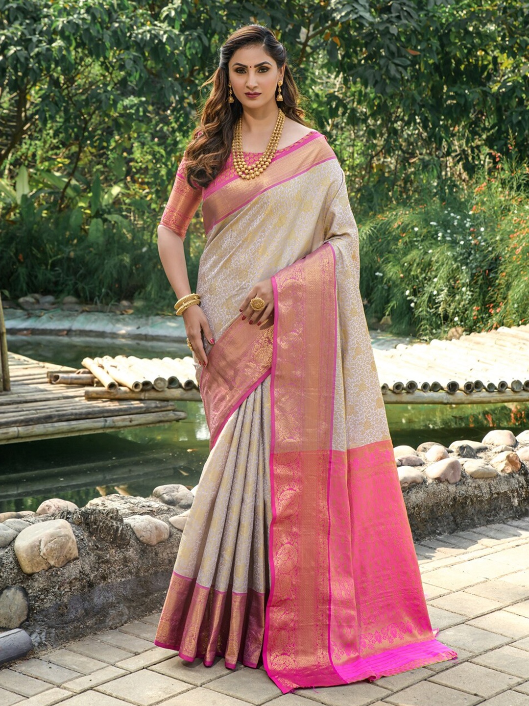 

AVANTIKA FASHION Woven Design Zari Pure Silk Kanjeevaram Saree, White