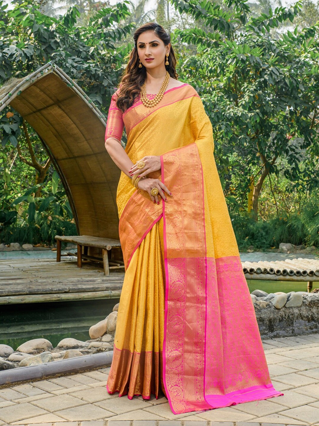 

AVANTIKA FASHION Floral Woven Design Zari Pure Silk Kanjeevaram Saree, Yellow