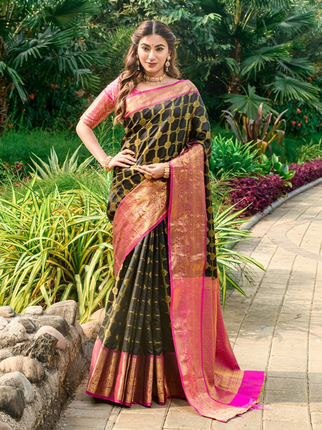 

AVANTIKA FASHION Woven Design Zari Pure Silk Kanjeevaram Saree, Black