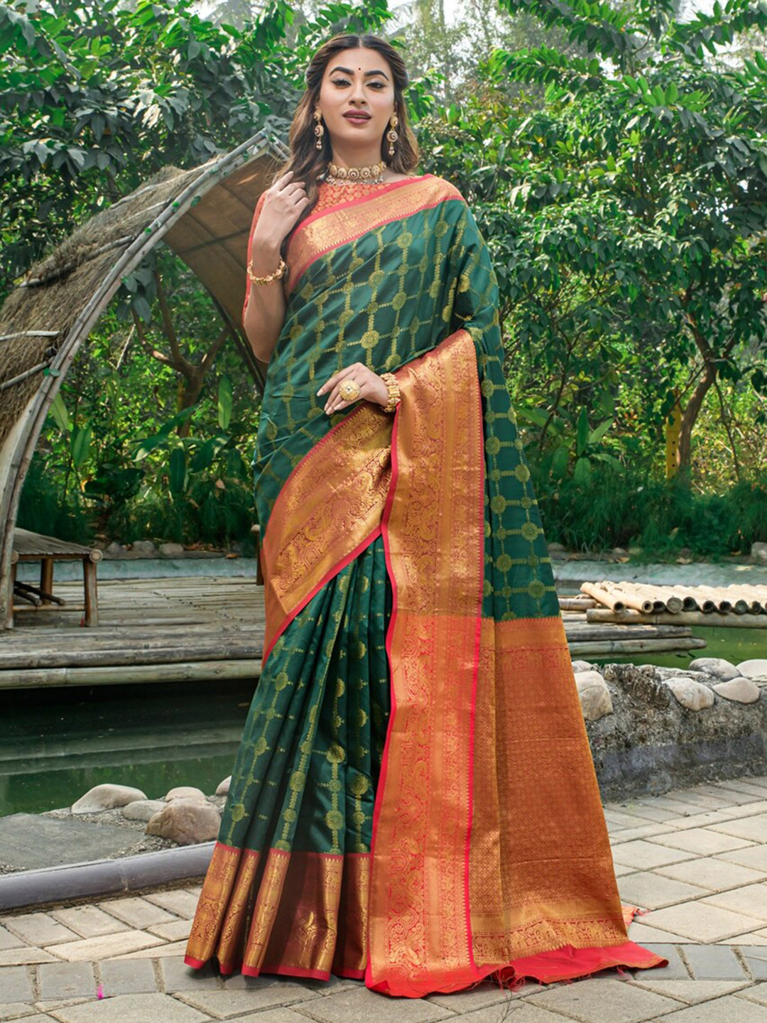 

AVANTIKA FASHION Ethnic Motif Woven Design Zari Pure Silk Designer Kanjeevaram Saree, Green