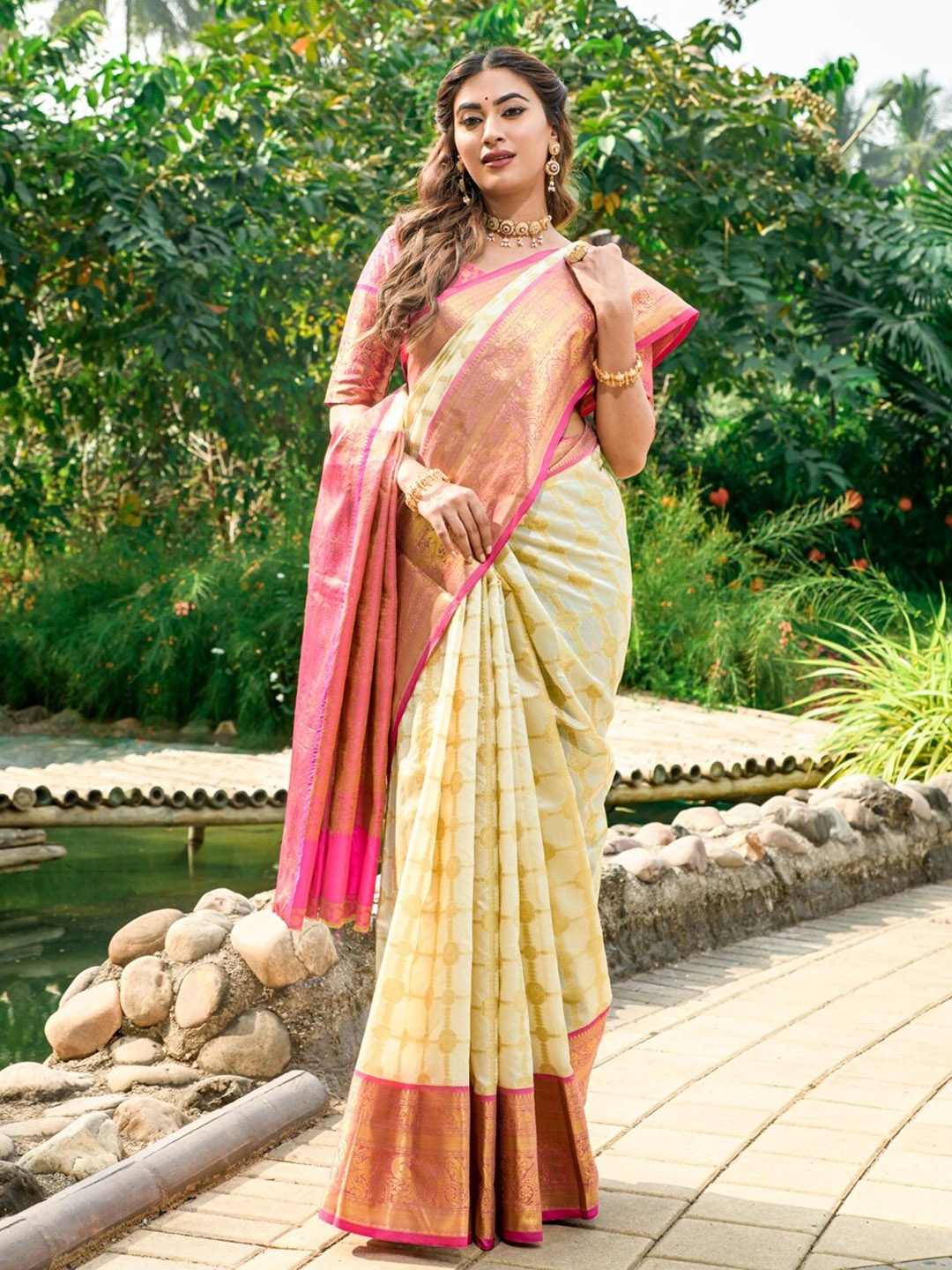 

AVANTIKA FASHION Ethnic Motifs Woven Design Zari Pure Silk Kanjeevaram Saree, White