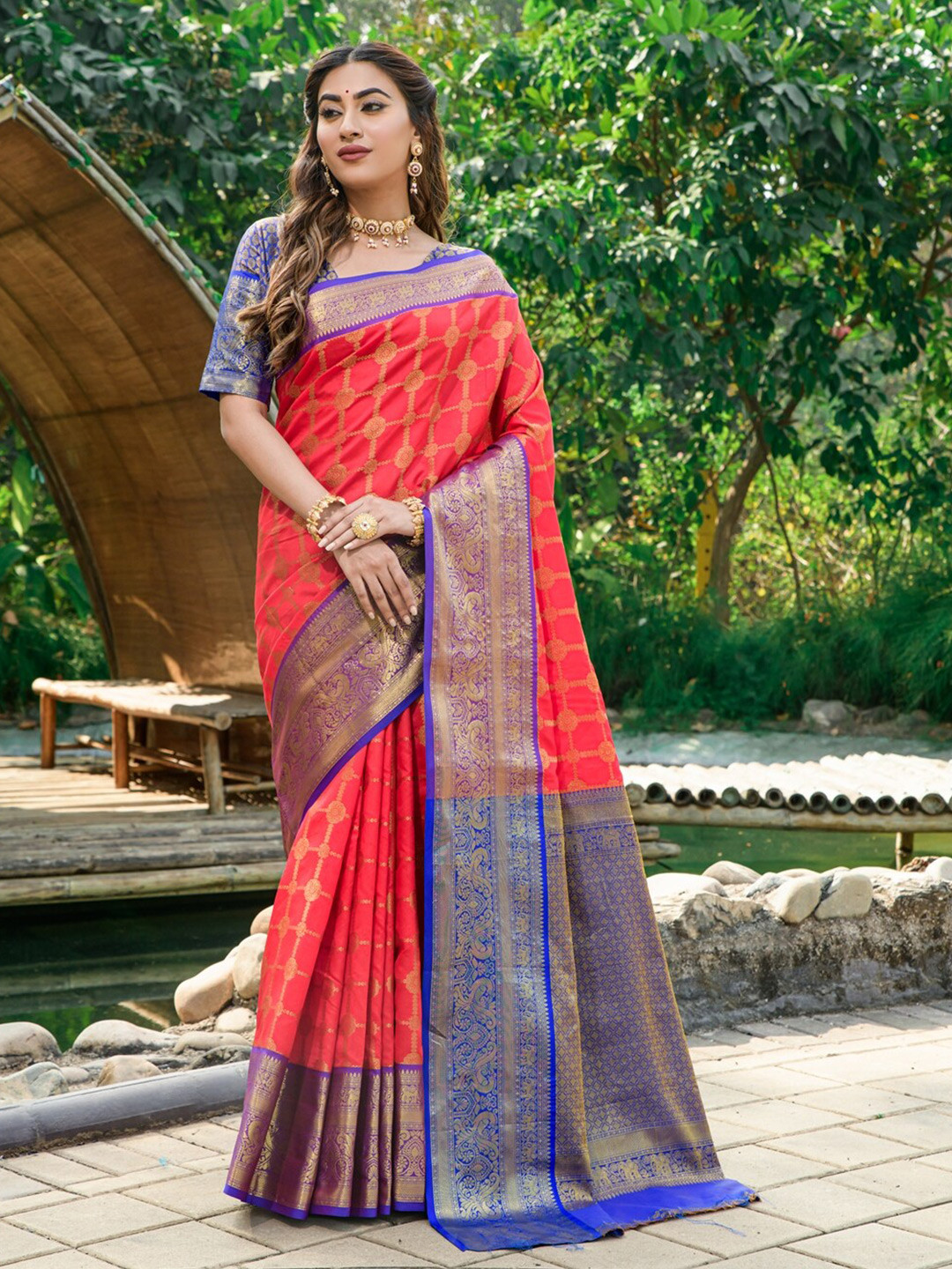 

AVANTIKA FASHION Ethnic Motif Woven Design Zari Pure Silk Kanjeevaram Saree, Red
