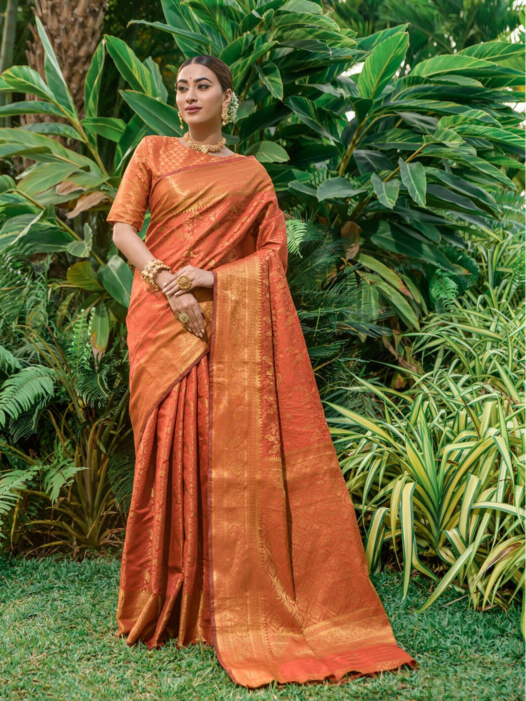 

AVANTIKA FASHION Ethnic Motifs Woven Design Zari Pure Silk Kanjeevaram Saree, Mustard