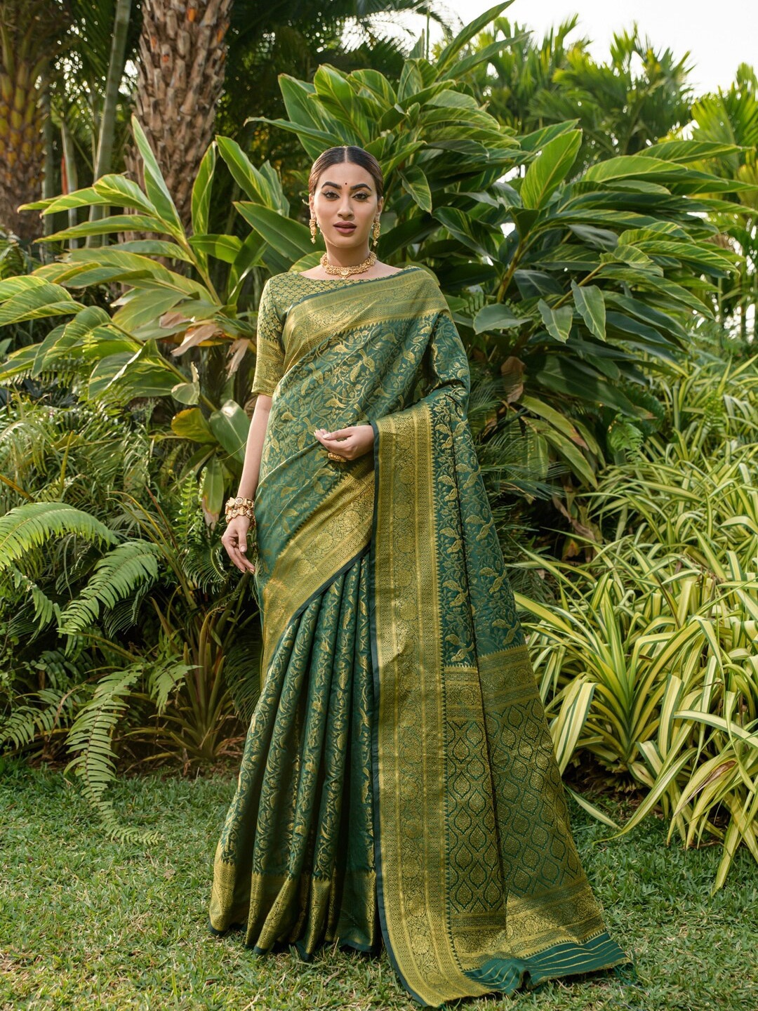 

AVANTIKA FASHION Woven Design Zari Pure Silk Kanjeevaram Saree, Green