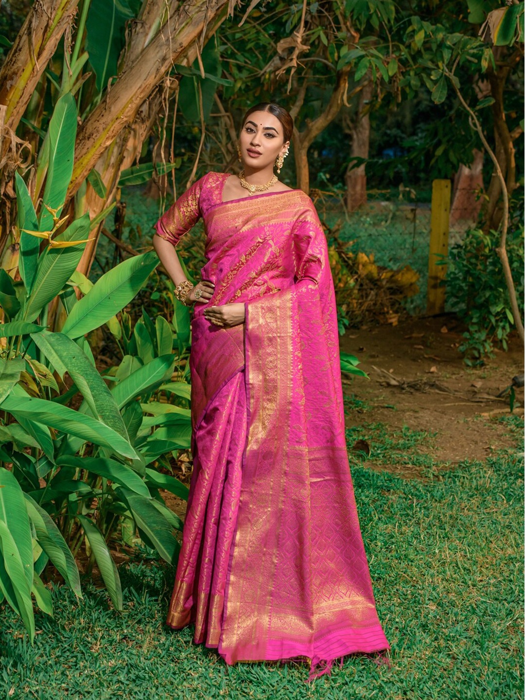 

AVANTIKA FASHION Ethnic Motifs Woven Design Zari Pure Silk Kanjeevaram Saree, Pink