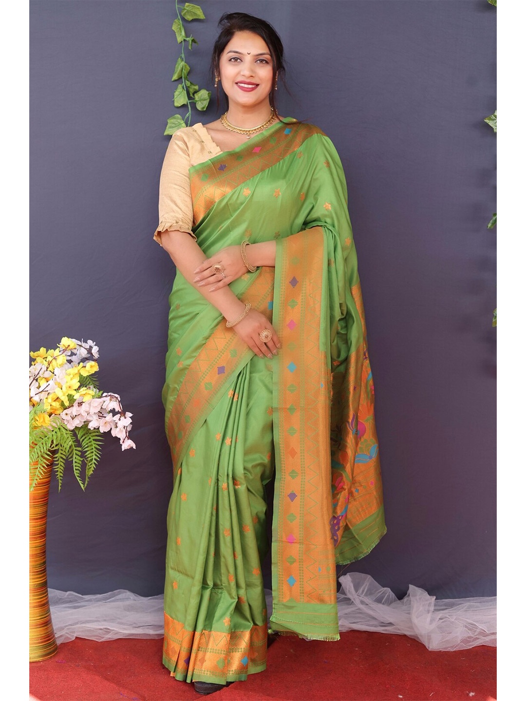 

AVANTIKA FASHION Floral Woven Design Zari Pure Silk Kanjeevaram Saree, Green