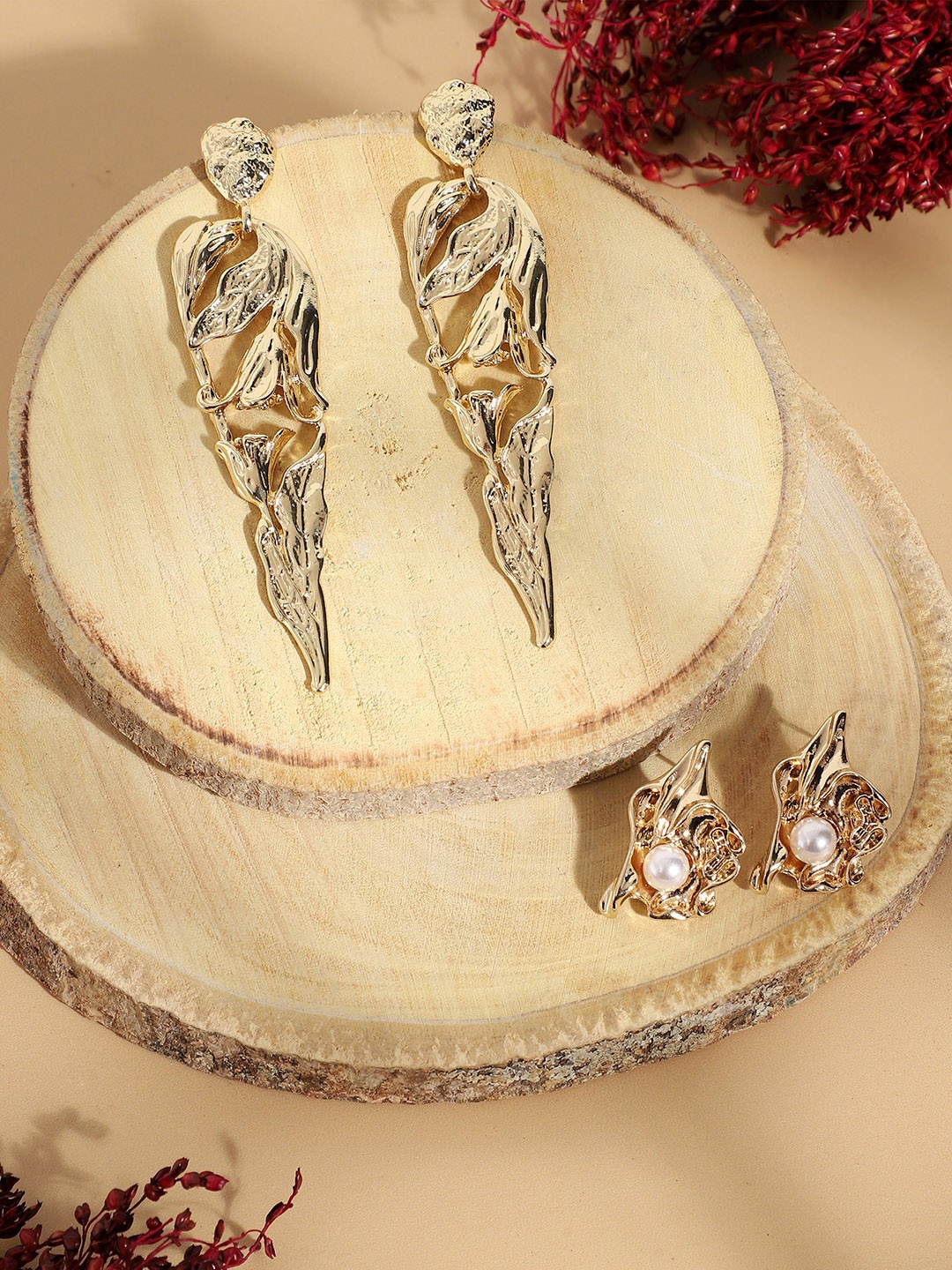 

SOHI Pack Of 2 Gold-Plated Contemporary Drop Earrings