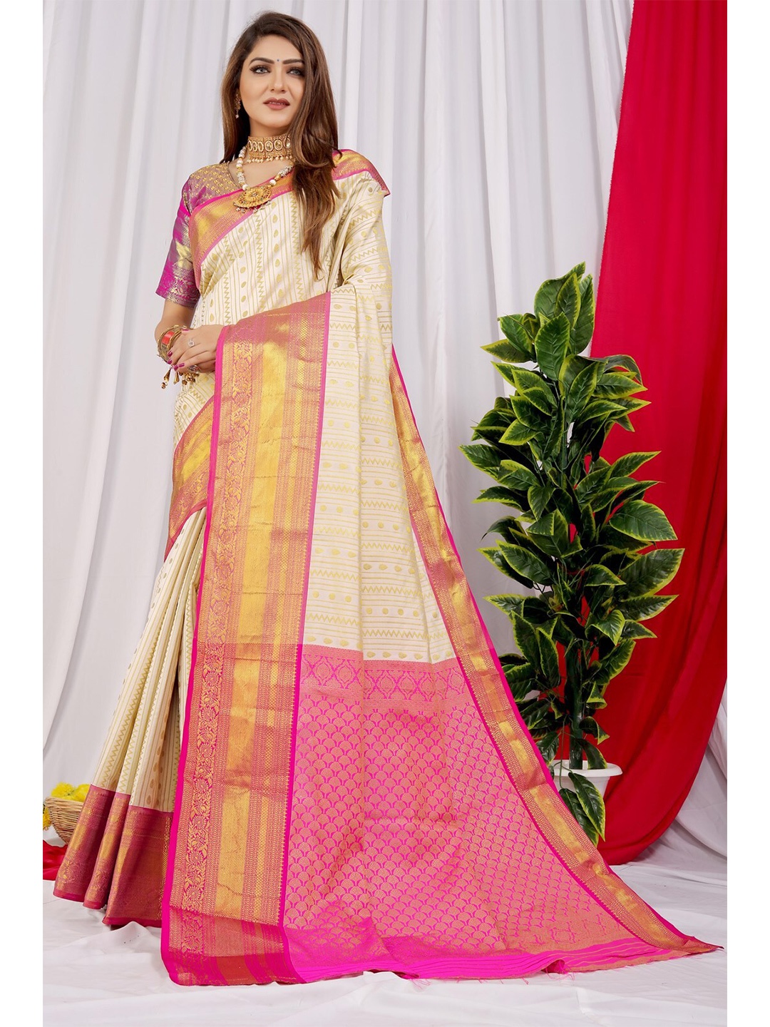 

AVANTIKA FASHION Woven Design Zari Pure Silk Kanjeevaram Saree, White