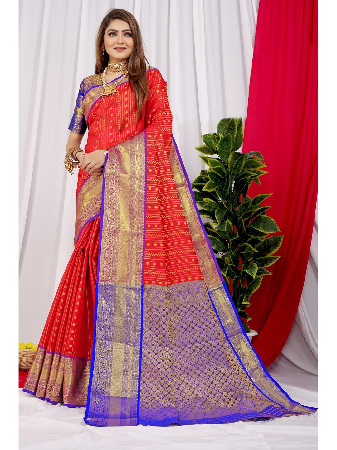 

AVANTIKA FASHION Ethnic Motifs Woven Design Zari Pure Silk Kanjeevaram Saree, Red