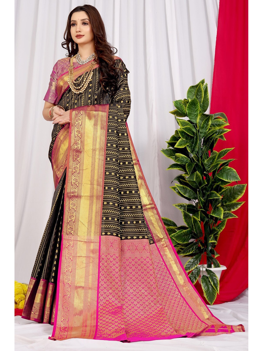 

AVANTIKA FASHION Woven Design Zari Pure Silk Kanjeevaram Saree, Black