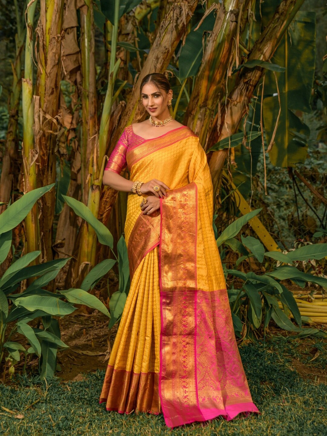 

AVANTIKA FASHION Ethnic Motifs Woven Design Zari Pure Silk Kanjeevaram Saree, Yellow