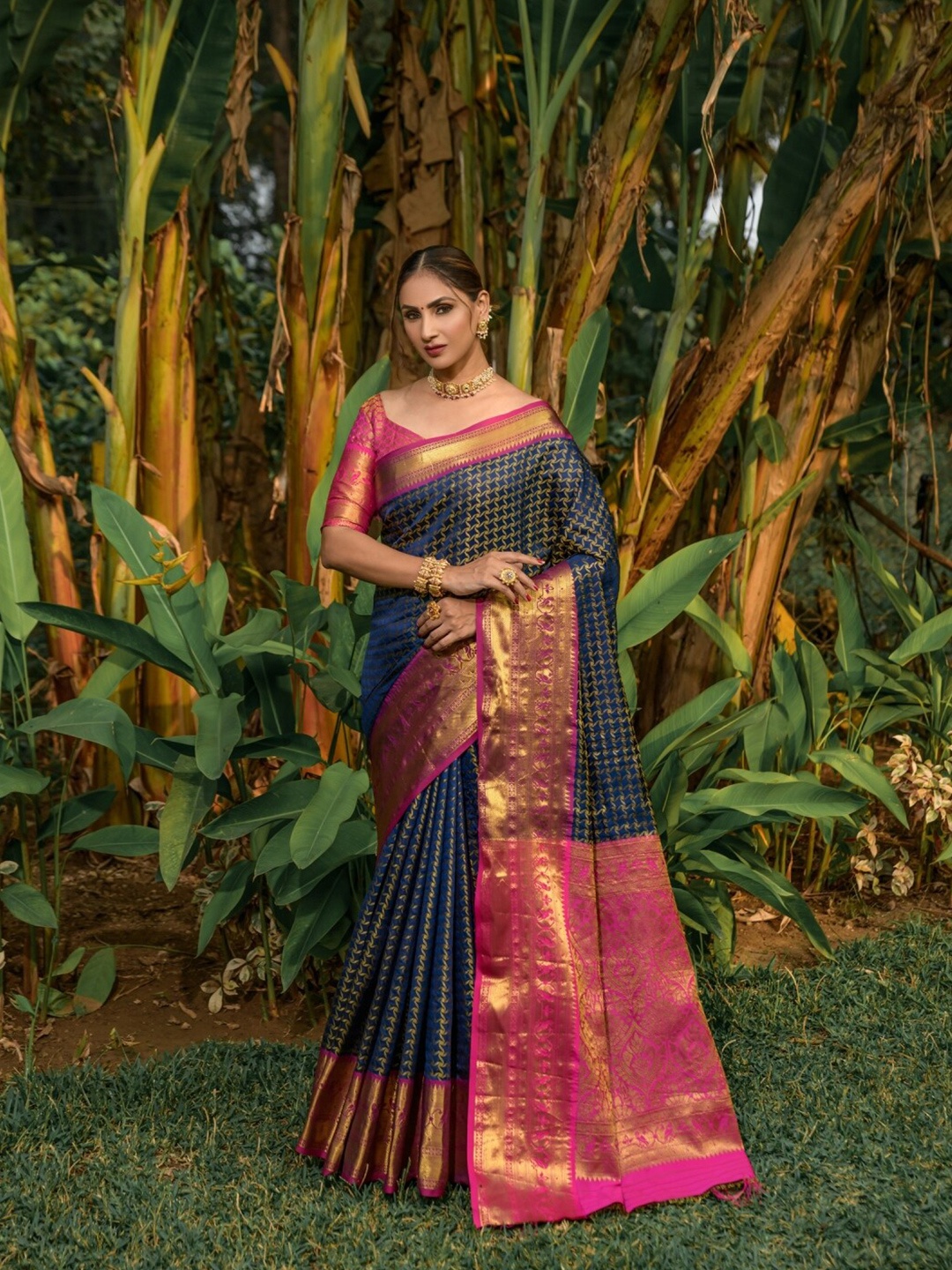 

AVANTIKA FASHION Woven Design Zari Pure Silk Kanjeevaram Saree, Navy blue