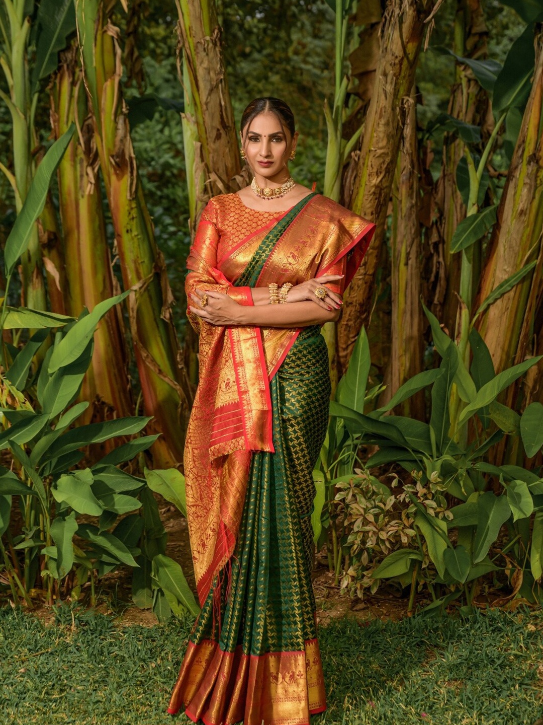 

AVANTIKA FASHION Ethnic Motifs Woven Design Zari Pure Silk Kanjeevaram Saree, Green