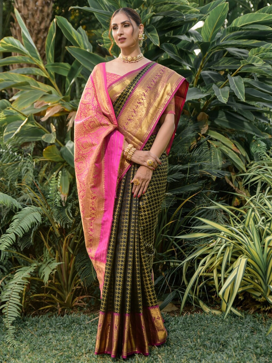 

AVANTIKA FASHION Woven Design Zari Pure Silk Kanjeevaram Saree, Black