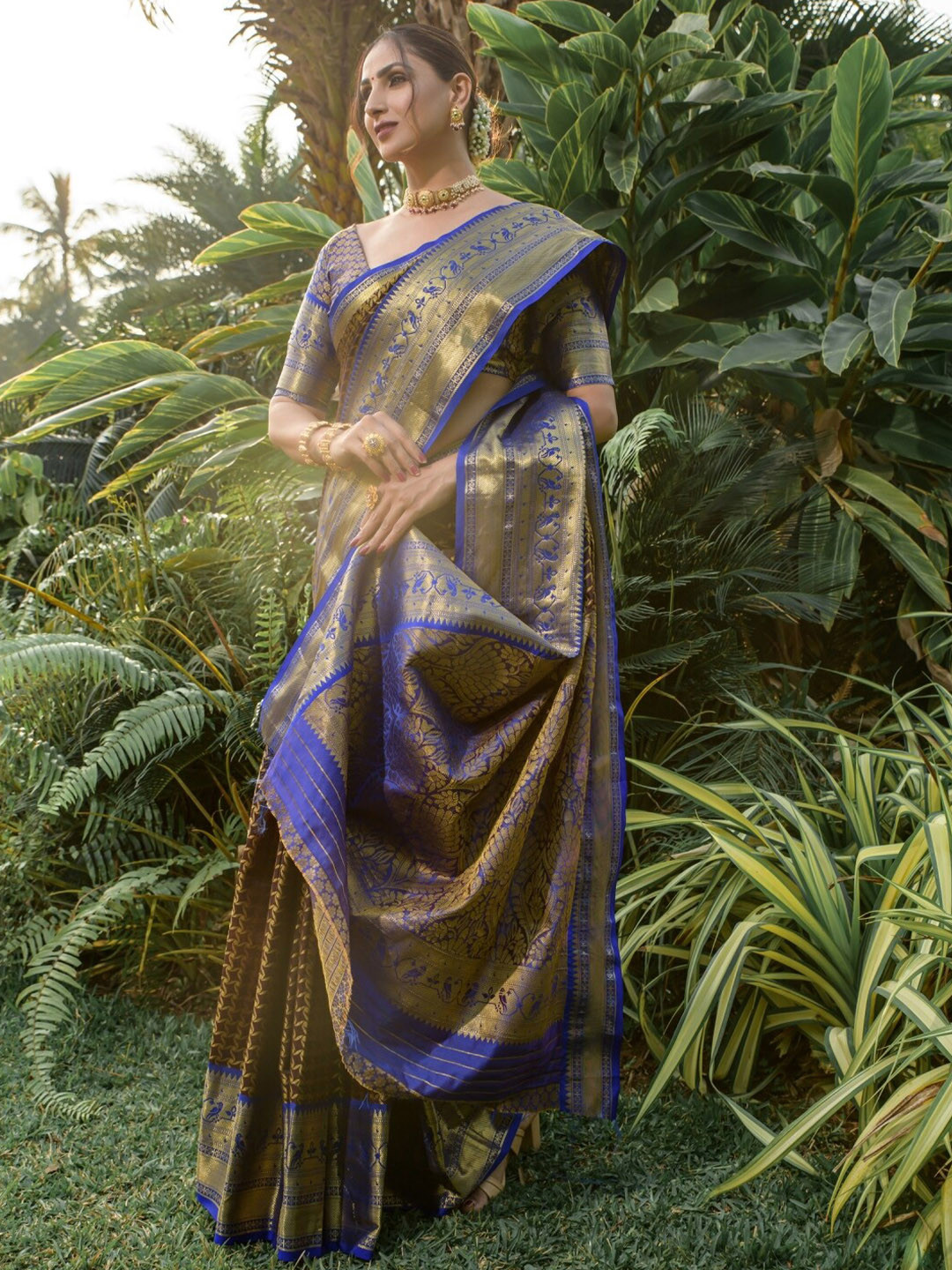 

AVANTIKA FASHION Woven Design Zari Pure Silk Kanjeevaram Saree, Black