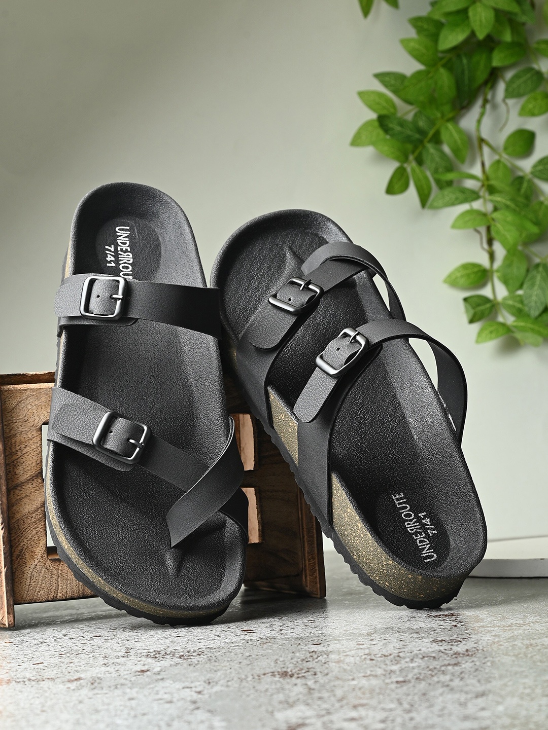 

UNDERROUTE Men One Toe Two Strap Comfort Sandals With Buckle Detail, Black