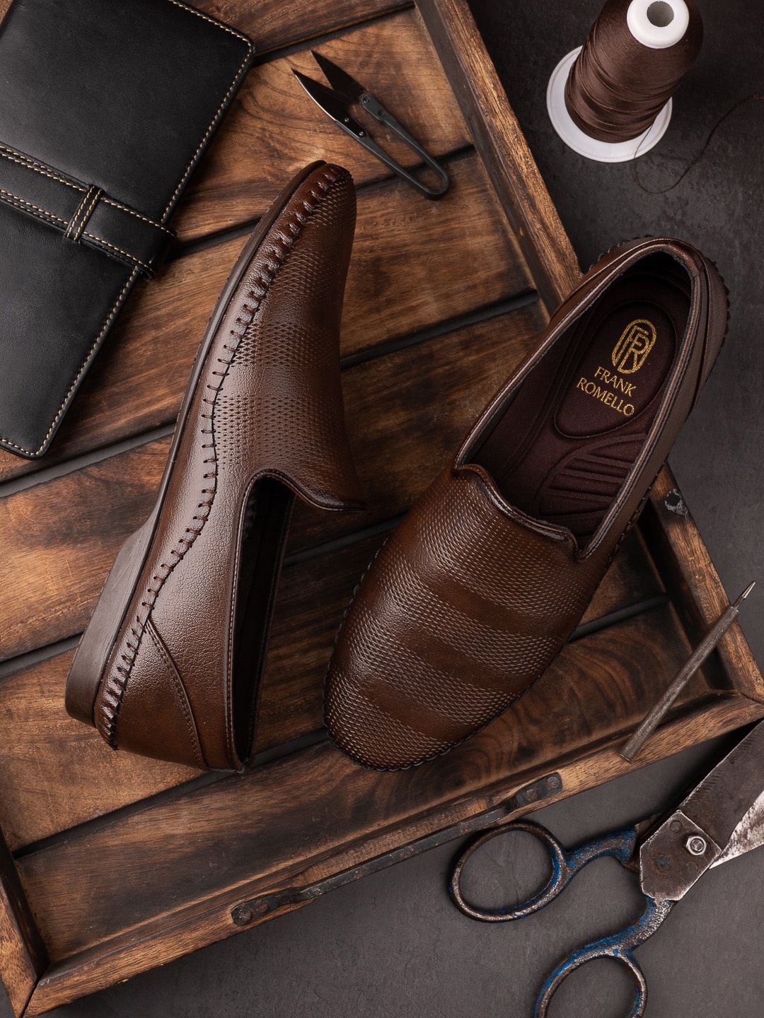 

FRANKROMELLO Men Textured Lightweight Loafers, Brown