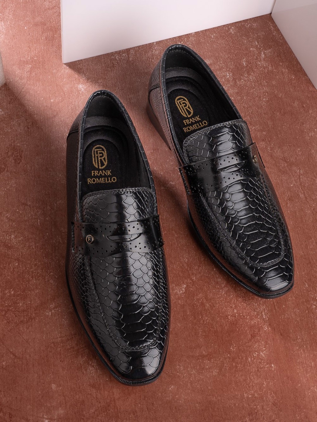 

FRANKROMELLO Men Textured Formal Loafers, Black