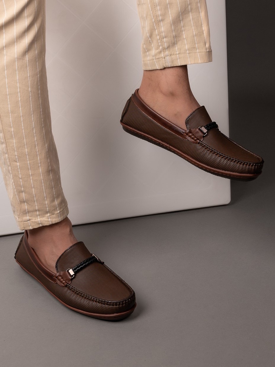 

FRANKROMELLO Men Textured Lightweight Horsebit Loafers, Brown