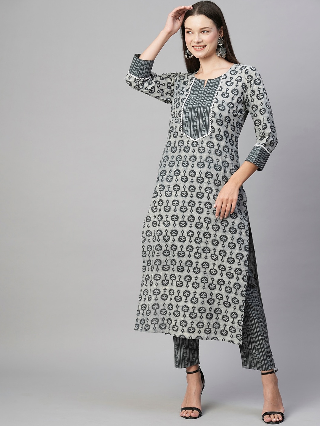 

KALINI Ethnic Motifs Printed Straight Kurta With Trousers, Grey