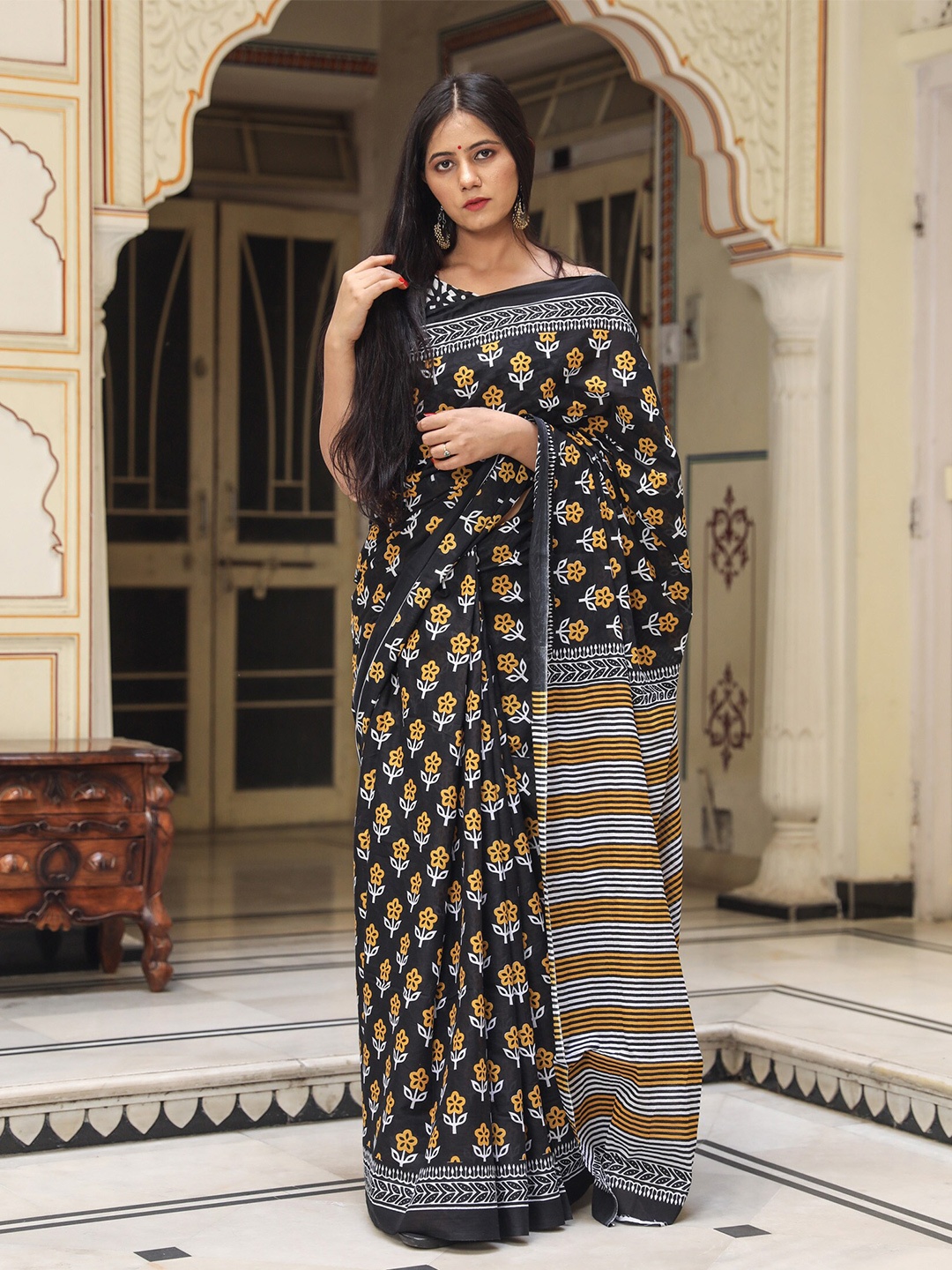 

BUTA BUTI Floral Printed Pure Cotton Saree, Black