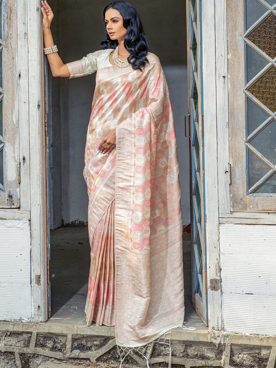 

Mitera Beige & Pink Geometric Woven Design Zari Banarasi Saree