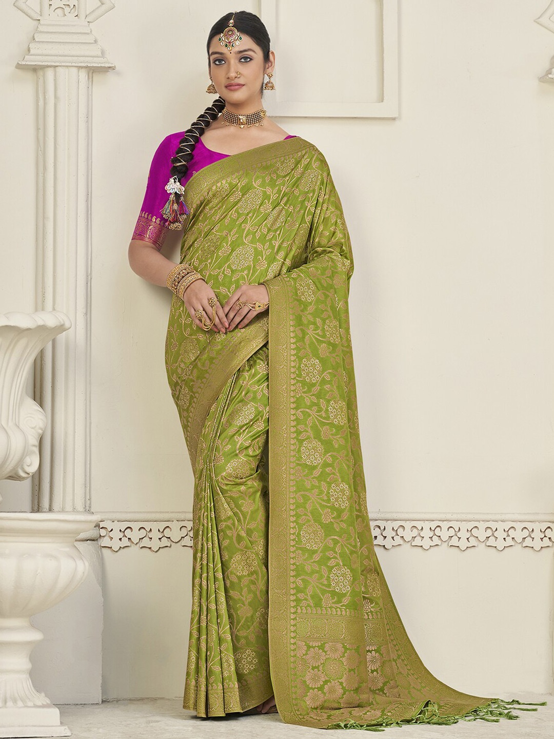 

Mitera Green & Gold-Toned Floral Woven Design Zari Art Silk Banarasi Saree