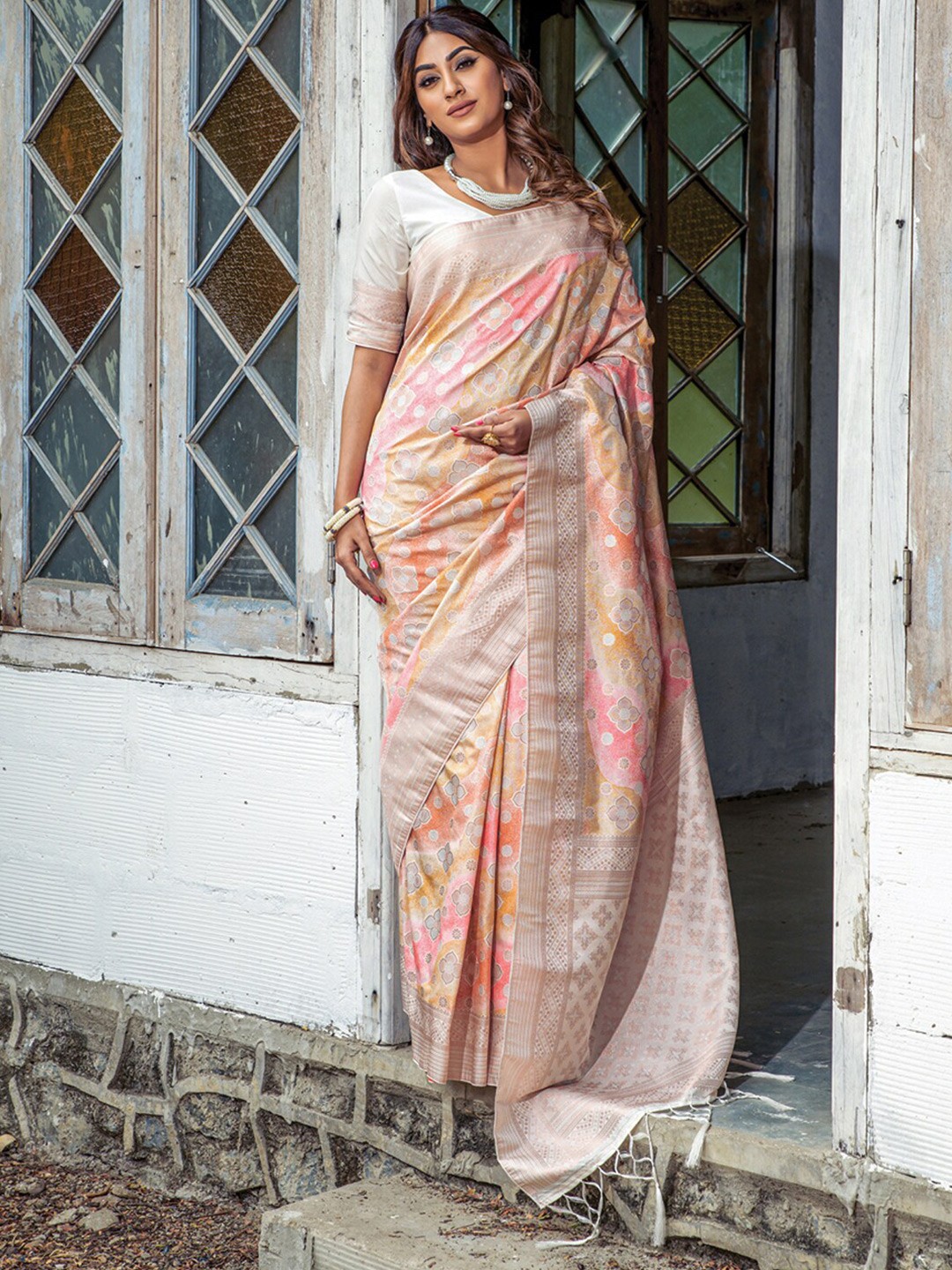 

Mitera Beige & Pink Floral Woven Design Zari Silk Blend Banarasi Saree