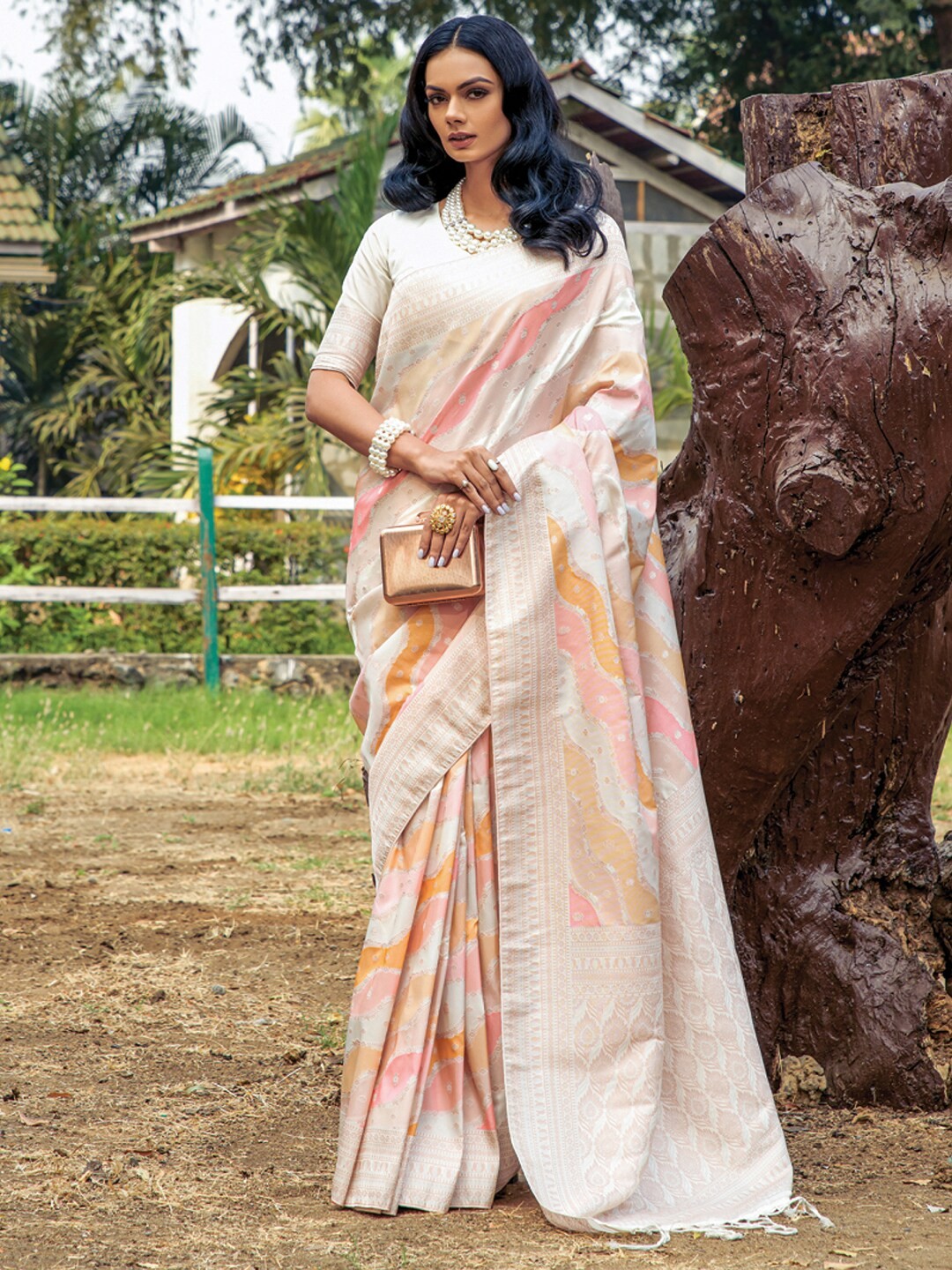 

Mitera Cream-Coloured & Pink Woven Design Silk Blend Banarasi Saree